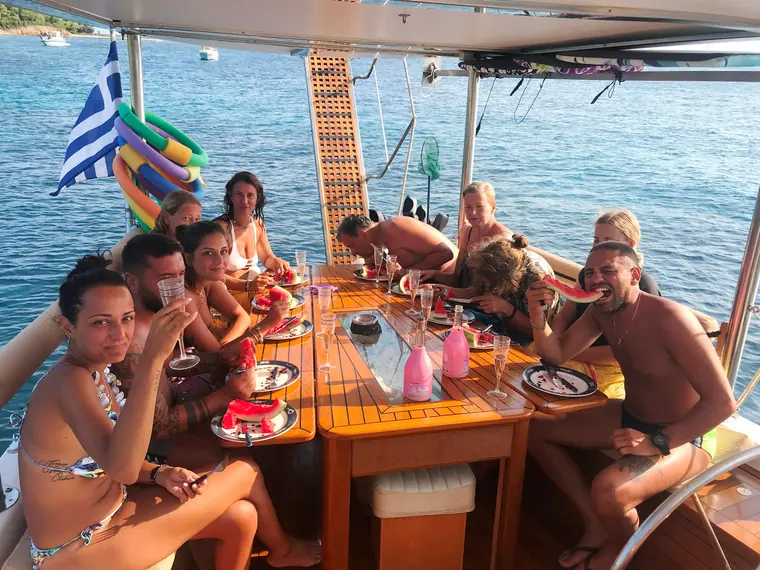 A full table of guests at anchor
