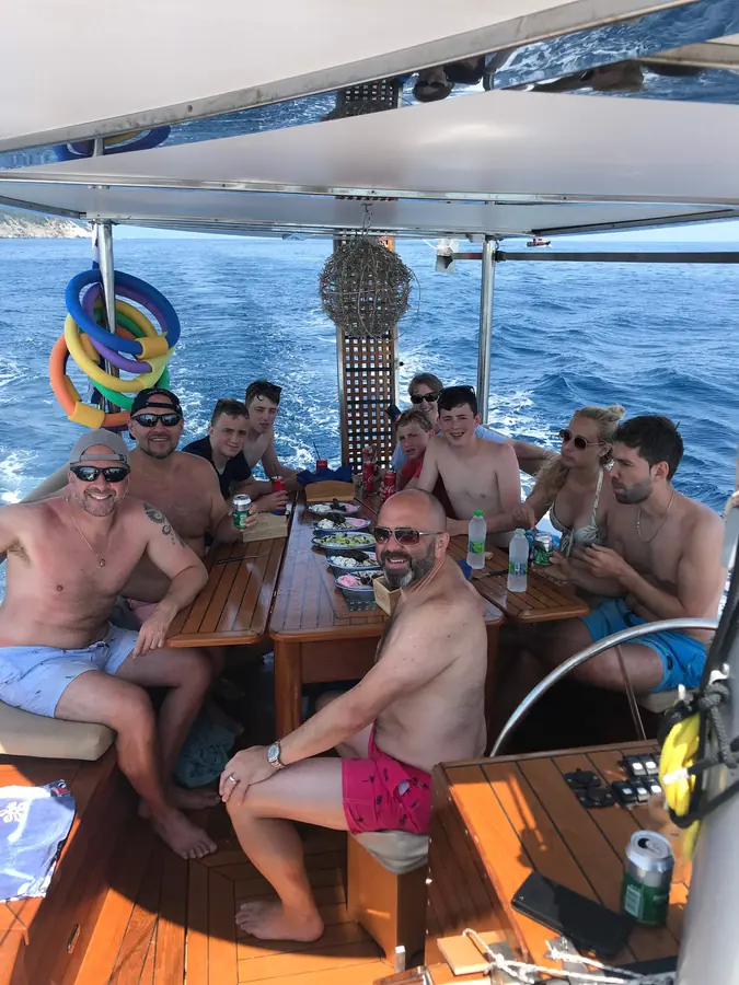 A lively lunch in the cockpit