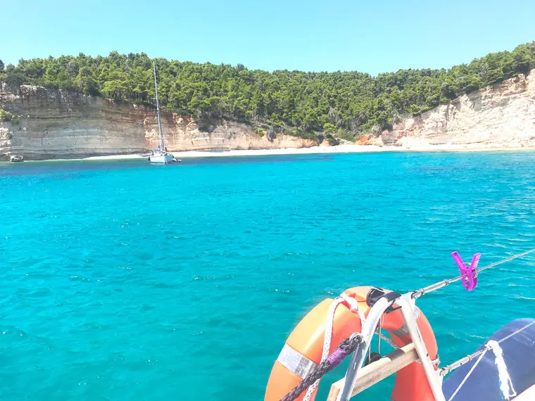 A turquoise bay below the cliffs