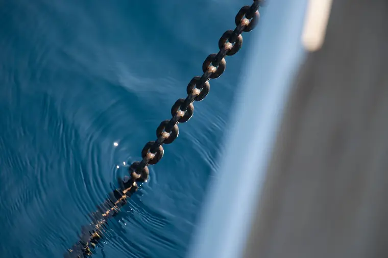 The anchor chain in clear water
