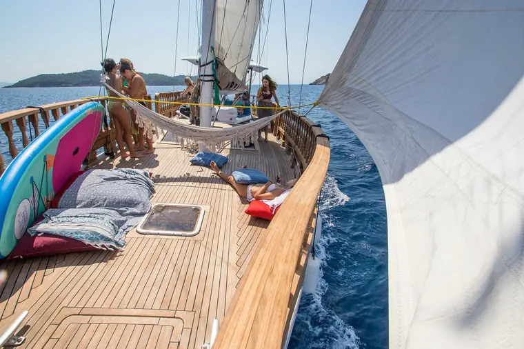 The teak deck under full sail