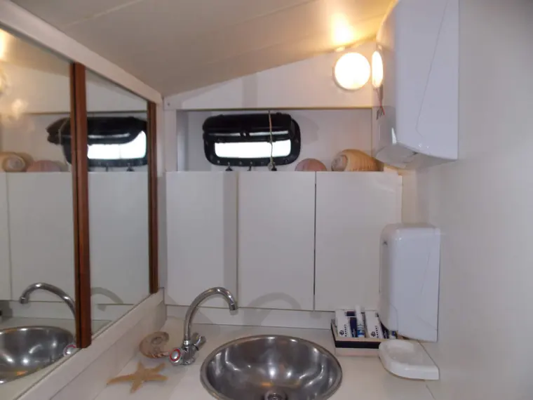 Washbasin in the shower room